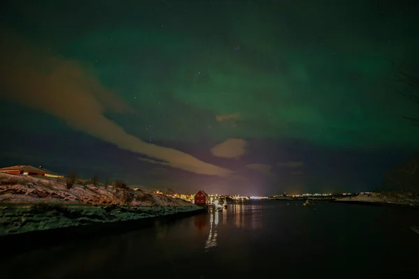 Aurora Borealis Kuzey Işıkları Nordlys Gece Gökyüzünde Fiyortların Üzerinde Kvaloya — Stok fotoğraf