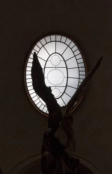 Rzeźba Skrzydłem Nad Białym Oknem — Zdjęcie stockowe