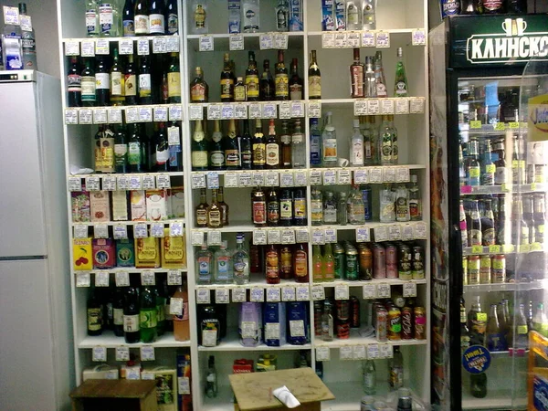 Estantes Llenos Productos Alcohol Para Venta Ver —  Fotos de Stock