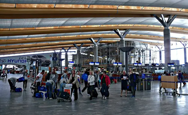 Interior Terminal Del Aeropuerto Con Montón Gente — Foto de Stock