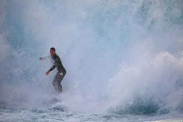 Surfer Deską Surfingową Letnia Aktywność Rekreacyjna — Zdjęcie stockowe