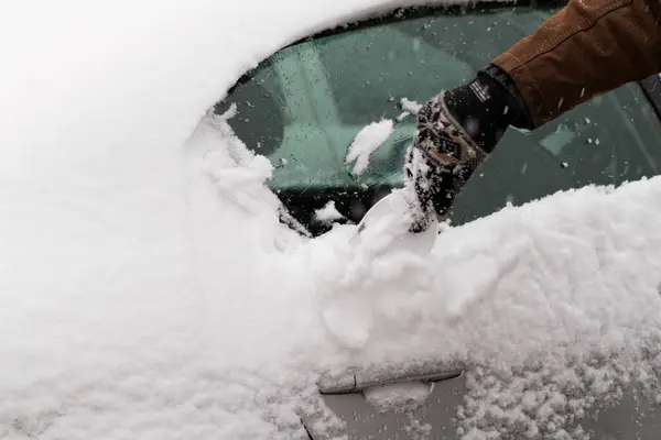Man Cleaning Car Snow Close View — Stock Photo, Image
