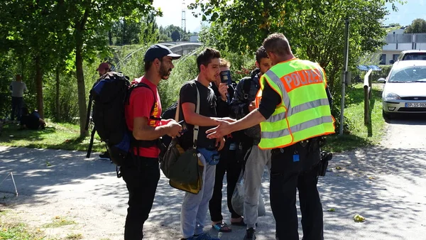 Germany Freilassing Refugees Interact German Police Gates Freilassing Bavaria German — Foto Stock