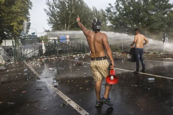 Serbia Refugee Crisis Hongarije Border Tear Gas — Stockfoto