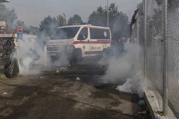Serbia Refugee Crisis Hungary Border Tear Gas — Stock Photo, Image