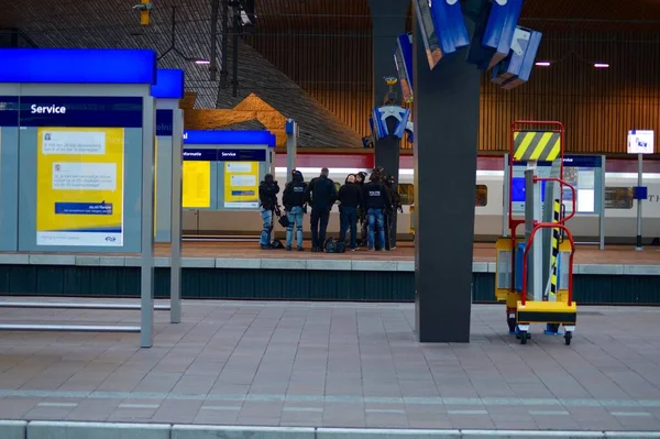 Netherlands ロッテルダム オランダ警察の特別部隊のメンバーは 2015年9月18日にロッテルダム中央駅のプラットフォーム上のタリス列車の近くに警備しています — ストック写真
