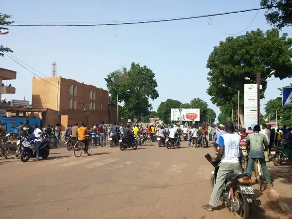 Burkina Faso Ouagadougou Manifestanti Reagiscono Durante Una Protesta Contro Colpo — Foto Stock