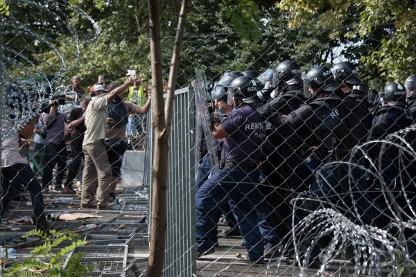 Serbia Refugee Crisis Hungary Border Clashes — Stock Photo, Image