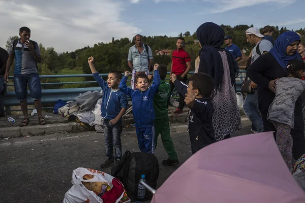 Croatia Harmica Refugees Stand Wait Bridge Village Harmica Croatia Border — Stock Photo, Image