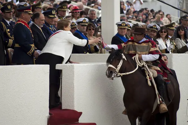 Chile Santiago Chiles President Michelle Bachelet Deltar Militärparad Santiago Den — Stockfoto