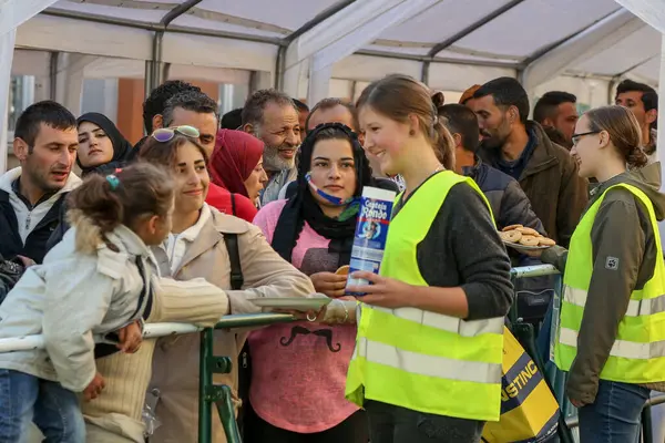 2015年9月21日 德国边境城镇帕索 当难民排长队等候时 安全官员站岗 — 图库照片