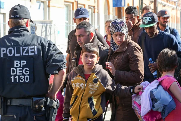 Niemcy Passau Urzędnicy Bezpieczeństwa Stoją Straży Podczas Oczekiwania Uchodźców Długich — Zdjęcie stockowe