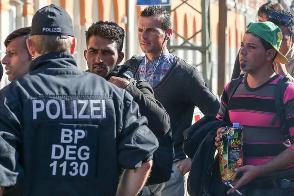 Germany Passau Security Officials Stand Guard Refugees Wait Long Queues — Stock Photo, Image