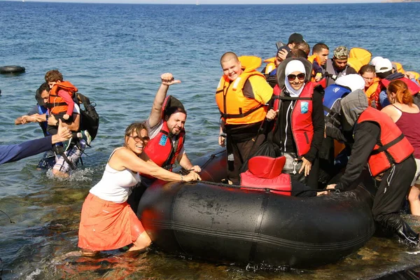 Greece Lesbos Refugees Migrants Arrive Overcrowded Boat Beach Greek Island — Stock Photo, Image