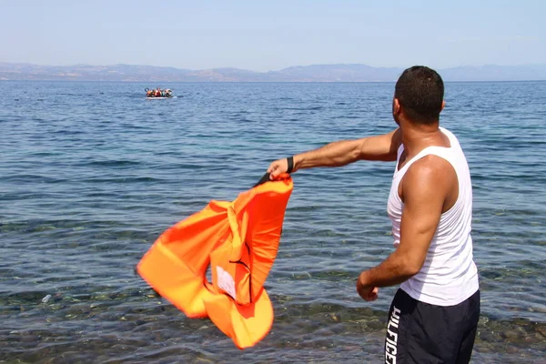 Greece Lesbos Flyktninger Migranter Ankommer Overfylt Båt Til Strand Den – stockfoto