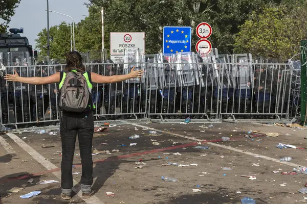 Serbia Refugee Crisis Hungary Border Tear Gas — Stock Photo, Image
