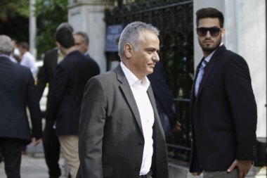 GREECE, Atina: Yunan hükümet bakanları 23 Eylül 2015 'te Yunanistan' ın Atina kentinde düzenlenen yemin töreninin ardından Cumhurbaşkanlığı Konağından ayrıldılar.         