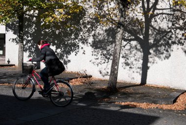 Sokakta bisikletli genç bir kadın.