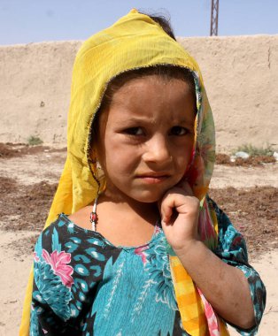 Kandahar, Kandahar: Öğretmenlerin ve okul binalarının eksikliği, okul masrafları ve kız çocuklarının eğitim çevresindeki kültürel inançlar nedeniyle, Kandahar 'da on binlerce çocuk okula gitmiyor. 