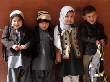 Kandahar, Kandahar: Öğretmenlerin ve okul binalarının eksikliği, okul masrafları ve kız çocuklarının eğitim çevresindeki kültürel inançlar nedeniyle, Kandahar 'da on binlerce çocuk okula gitmiyor. 