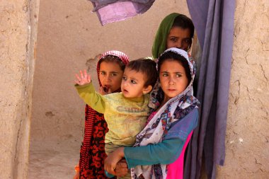 Kandahar, Kandahar: Öğretmenlerin ve okul binalarının eksikliği, okul masrafları ve kız çocuklarının eğitim çevresindeki kültürel inançlar nedeniyle, Kandahar 'da on binlerce çocuk okula gitmiyor. 