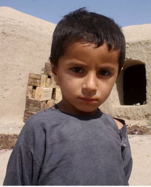 Kandahar, Kandahar: Öğretmenlerin ve okul binalarının eksikliği, okul masrafları ve kız çocuklarının eğitim çevresindeki kültürel inançlar nedeniyle, Kandahar 'da on binlerce çocuk okula gitmiyor. 