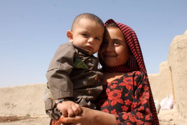 Kandahar, Kandahar: Öğretmenlerin ve okul binalarının eksikliği, okul masrafları ve kız çocuklarının eğitim çevresindeki kültürel inançlar nedeniyle, Kandahar 'da on binlerce çocuk okula gitmiyor. 