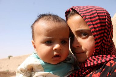 Kandahar, Kandahar: Öğretmenlerin ve okul binalarının eksikliği, okul masrafları ve kız çocuklarının eğitim çevresindeki kültürel inançlar nedeniyle, Kandahar 'da on binlerce çocuk okula gitmiyor. 