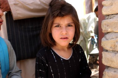 Kandahar, Kandahar: Öğretmenlerin ve okul binalarının eksikliği, okul masrafları ve kız çocuklarının eğitim çevresindeki kültürel inançlar nedeniyle, Kandahar 'da on binlerce çocuk okula gitmiyor. 