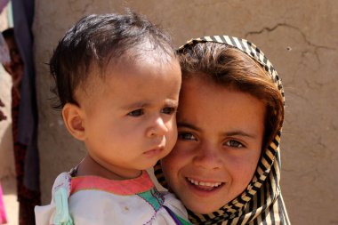 Kandahar, Kandahar: Öğretmenlerin ve okul binalarının eksikliği, okul masrafları ve kız çocuklarının eğitim çevresindeki kültürel inançlar nedeniyle, Kandahar 'da on binlerce çocuk okula gitmiyor. 