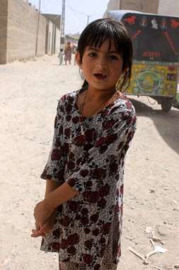 Kandahar, Kandahar: Öğretmenlerin ve okul binalarının eksikliği, okul masrafları ve kız çocuklarının eğitim çevresindeki kültürel inançlar nedeniyle, Kandahar 'da on binlerce çocuk okula gitmiyor. 