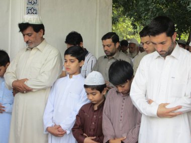 Pakistan, Peşaver: Müslümanlar, 25 Eylül 2015 'te Pakistan' ın Peşaver kentindeki bir camide namaz kılarak Kurban Bayramı 'nı kutladılar. 