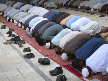 Pakistan, Peşaver: Müslümanlar, 25 Eylül 2015 'te Pakistan' ın Peşaver kentindeki bir camide namaz kılarak Kurban Bayramı 'nı kutladılar. 