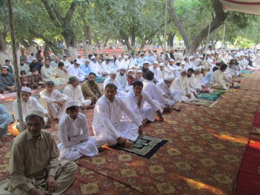 Pakistan, Peşaver: Müslümanlar, 25 Eylül 2015 'te Pakistan' ın Peşaver kentindeki bir camide namaz kılarak Kurban Bayramı 'nı kutladılar. 