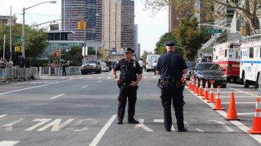 Birleşmiş Milletler, New York: Birleşmiş Milletler 'de Papa Francis' in 25 Eylül 2015 tarihli konuşması öncesinde New York 'taki Birleşmiş Milletler genel merkezi yakınlarında nöbet tutan polis memurları.