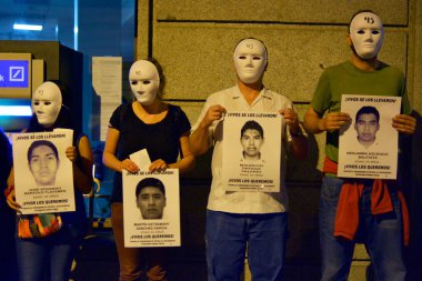 Madrid, Ayotzinapa kaçırma, Meksika Büyükelçiliği, protesto 