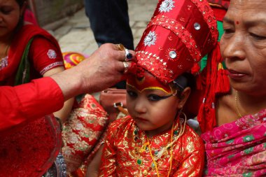 NEPAL, Kathmandu: Küçük kızlar, Durga Puja 'da 26 Eylül 2015' te Nepal 'in Katmandu kentinde gerçekleştirilen sekizinci günde gerçekleştirilen Kumari Puja törenine hazırlanıyorlar..         