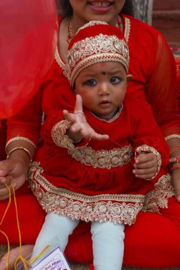 NEPAL, Kathmandu: Küçük kızlar, Durga Puja 'da 26 Eylül 2015' te Nepal 'in Katmandu kentinde gerçekleştirilen sekizinci günde gerçekleştirilen Kumari Puja törenine hazırlanıyorlar..         