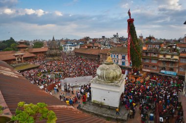 Kathmandu, Nepal sokaklarında yürüyen insanlar