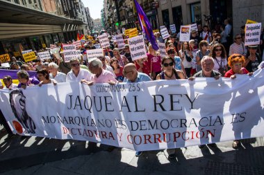 İspanya, Madrid: Protestocular 27 Eylül 2015 tarihinde Madrid Kraliyet Sarayı 'na yapılan İspanyol monarşi yürüyüşünün sona ermesini talep ediyor. Yürüyüş, pek çok kişi tarafından İspanya 'dan ayrılma referandumu olarak görülen Katalonya' daki seçimlerle aynı tarihe denk geldi..