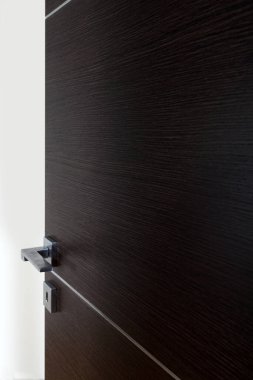 Koyu renk kapı beyaza açıldı 