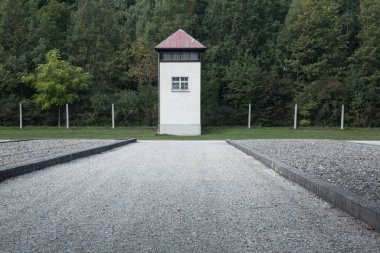 Almanya 'nın Dachau kentindeki eski Dachau toplama kampında 25 Eylül 2015 tarihinde bir gözetleme kulesi görüntülendi.