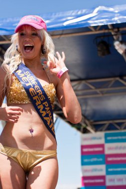 Bikini Geçidi 'nin genç ve güzel katılımcısı.
