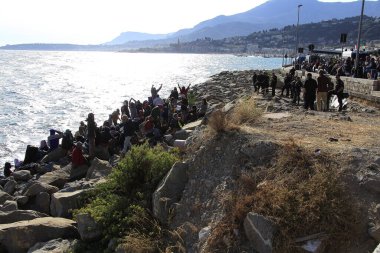 İtalya, Ventimiglia: Tahliye kampı, 30 Eylül 2015 'te Ventimiglia' daki Croix-Rouge merkezinde karşılanmak üzere otobüse binen göçmenler