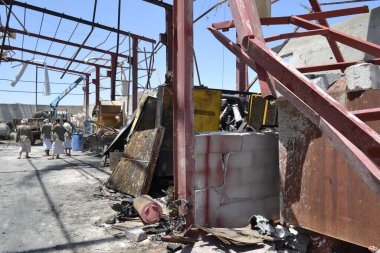 YEmen, SANAA: Su pompaları, borular ve diğer ekipmanların yer aldığı bir tarım deposu, 1 Ekim 2015 tarihinde Yemen 'in Sanaa kentinde yakın tarihli hava saldırılarının ortasında harabelere bırakıldı..