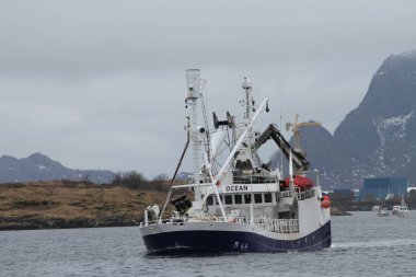 Denizde büyük bir geminin manzarası.