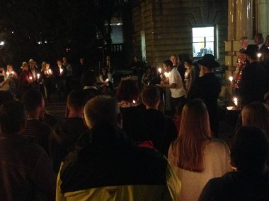 ABD, Portland: Dini liderler, polis ve yerel halk, 1 Eylül 2015 'te Roseburg' daki Umpqua Halk Koleji 'nde meydana gelen toplu çatışmanın ardından Portland Belediye Binası önünde düzenlenen nöbete katıldı..     