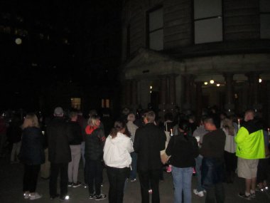 ABD, Portland: Dini liderler, polis ve yerel halk, 1 Eylül 2015 'te Roseburg' daki Umpqua Halk Koleji 'nde meydana gelen toplu çatışmanın ardından Portland Belediye Binası önünde düzenlenen nöbete katıldı..     