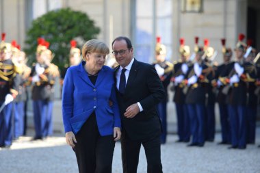 FRANCE, Paris: Fransa Cumhurbaşkanı Franois Hollande (R), Rusya Devlet Başkanı Vladimir Putin 'i (L) Fransa' nın cumhurbaşkanlığı konutu Elyse Sarayı 'ndaki Normandiya Dörtlüsü zirvesi öncesinde 2 Ekim 2015' te karşıladı..