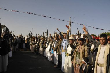 Şii-Houthi destekçileri, 2 Ekim 2015 'te Sanaa' da Suudi liderliğindeki koalisyonun devam eden askeri operasyonlarına karşı düzenlenen gösteride tüfeklerini kaldırdılar..